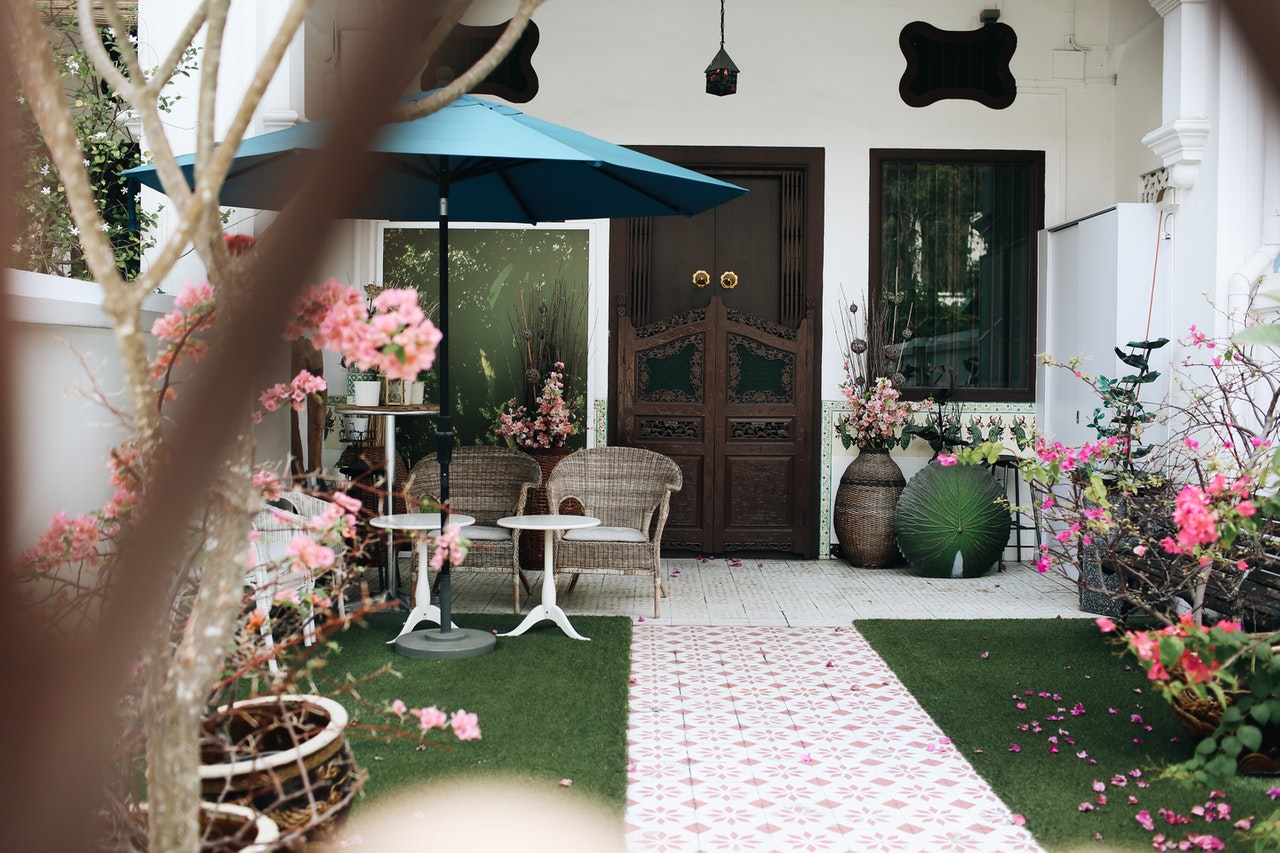 Beautiful garden room design with garden furniture